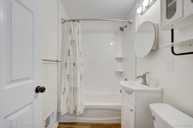 3220 Warick Road, Royal Oak, MI 48073