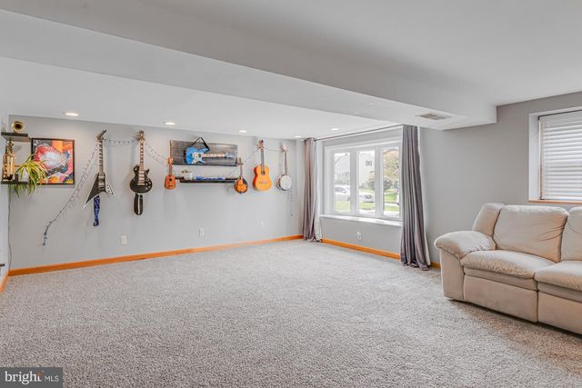 1047 CORONET RD, Warminster, PA 18974