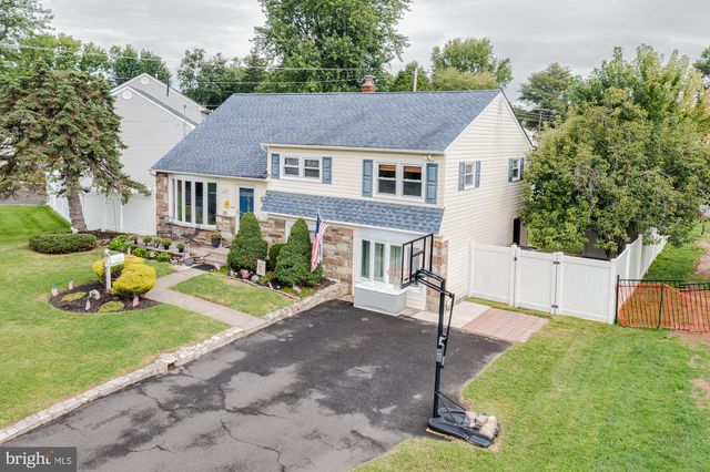 1047 CORONET RD, Warminster, PA 18974