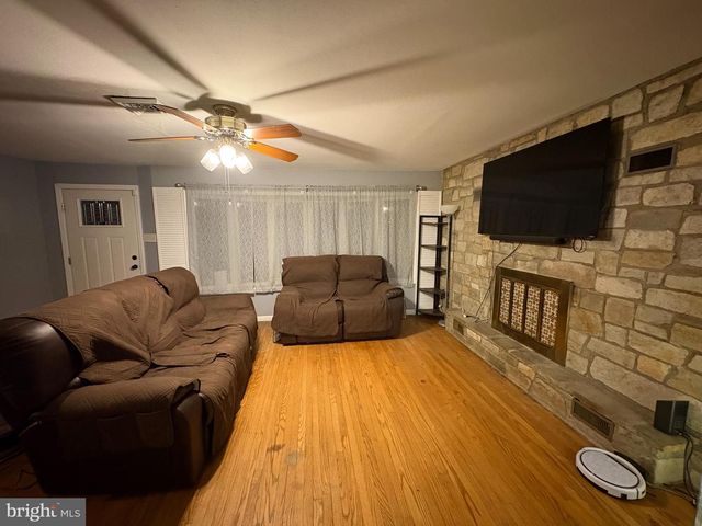 605 UNION MILL RD, Mount Laurel, NJ 08054