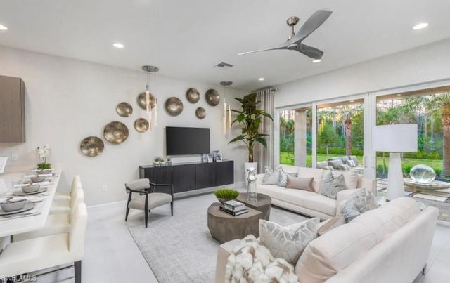 2589 Kingfisher DR, Naples, FL 34112