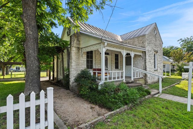 501 W Creek ST, Fredericksburg, TX 78624
