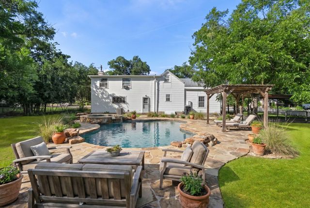 501 W Creek ST, Fredericksburg, TX 78624