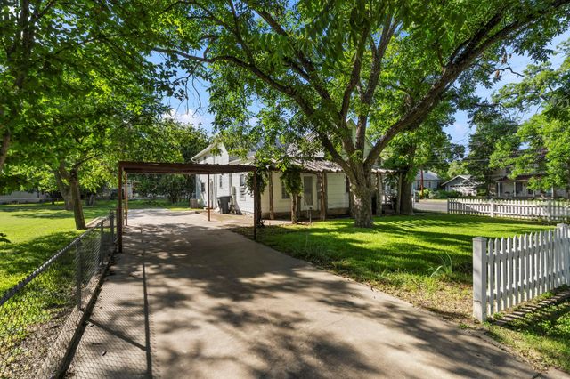 501 W Creek ST, Fredericksburg, TX 78624