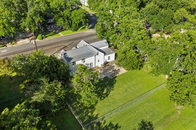 501 W Creek ST, Fredericksburg, TX 78624