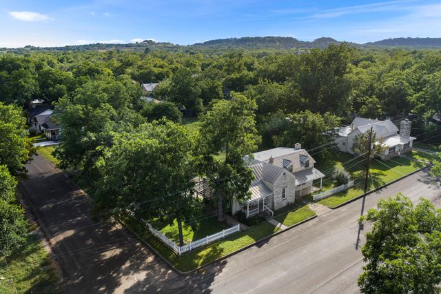 501 W Creek ST, Fredericksburg, TX 78624
