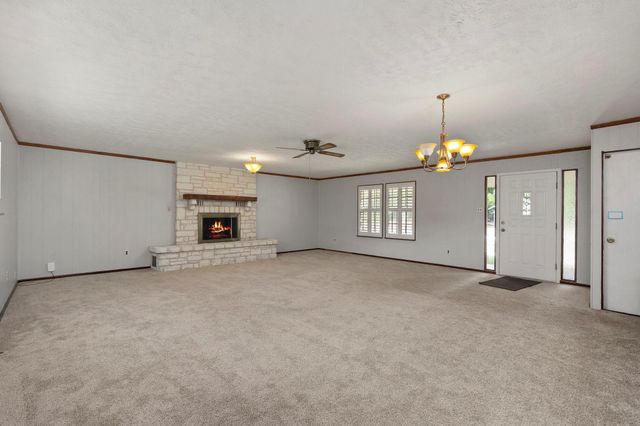 501 W Creek ST, Fredericksburg, TX 78624