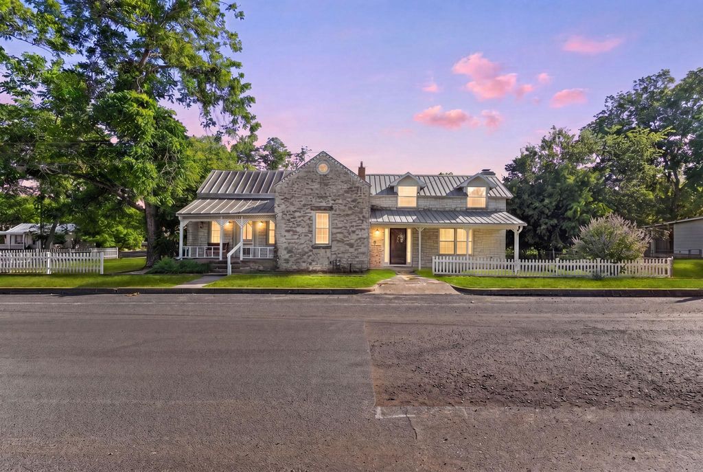 501 W Creek ST, Fredericksburg, TX 78624