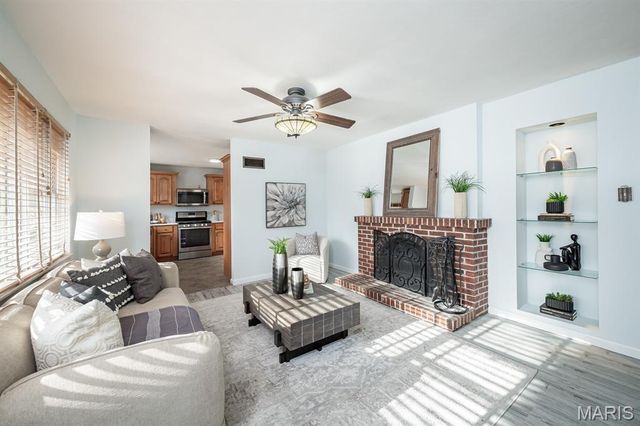 9738 Crestwick Drive, Sunset Hills, MO 63128