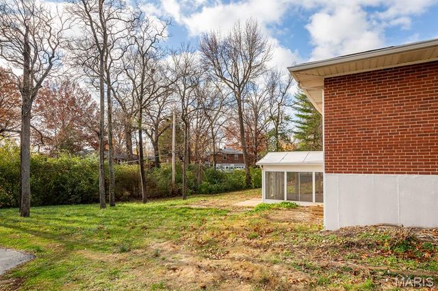 9738 Crestwick Drive, Sunset Hills, MO 63128