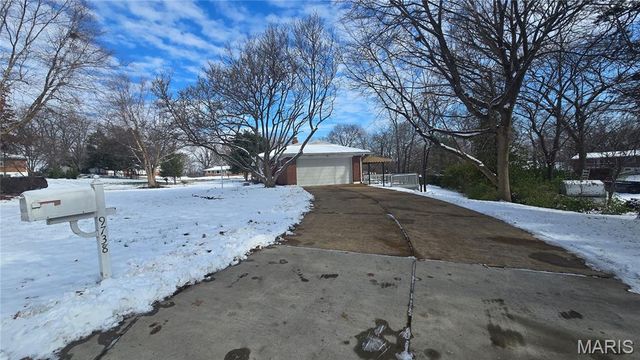 9738 Crestwick Drive, Sunset Hills, MO 63128