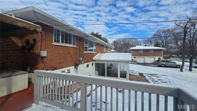 9738 Crestwick Drive, Sunset Hills, MO 63128