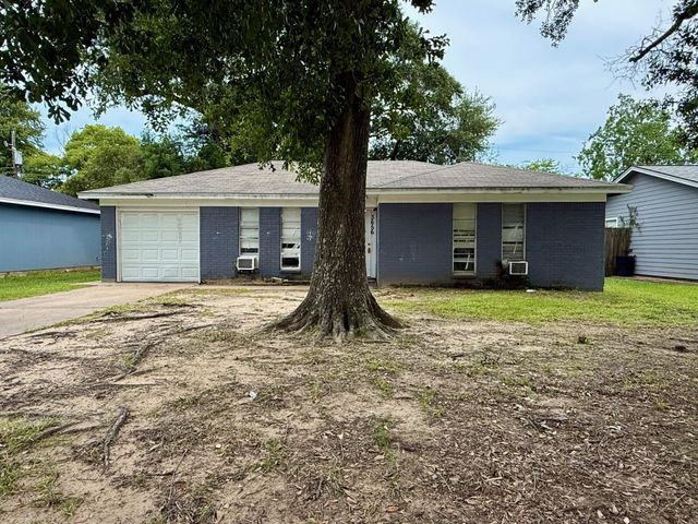 3656 Hemlock St, Orange, TX 77630