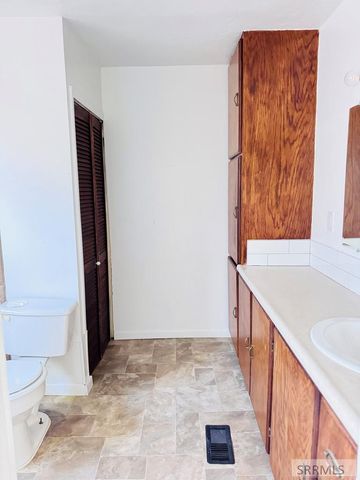 1070 S Shilling Avenue, Blackfoot, ID 83221