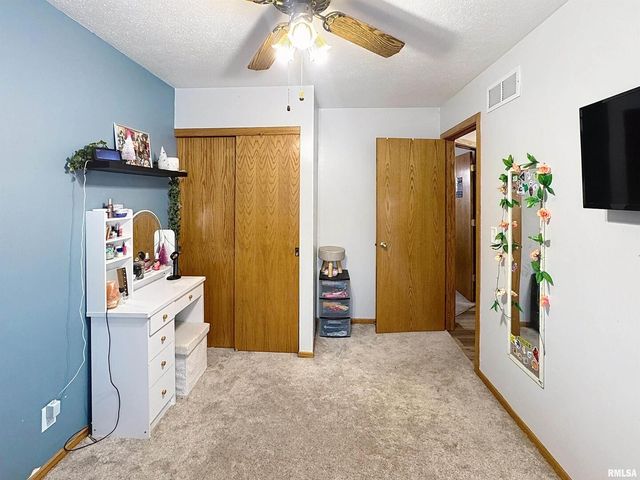 8119 10TH Street W, Rock Island, IL 61201