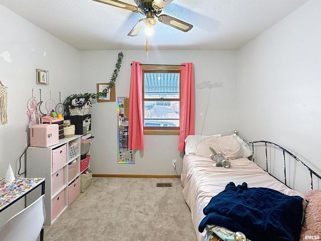 8119 10TH Street W, Rock Island, IL 61201