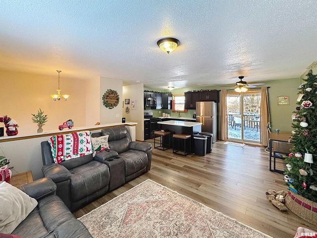 8119 10TH Street W, Rock Island, IL 61201