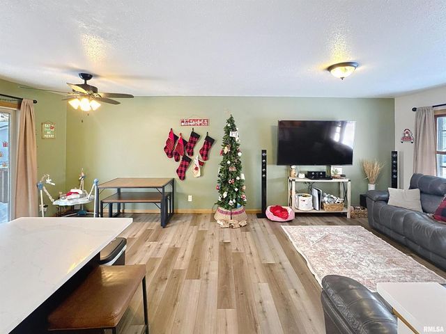 8119 10TH Street W, Rock Island, IL 61201