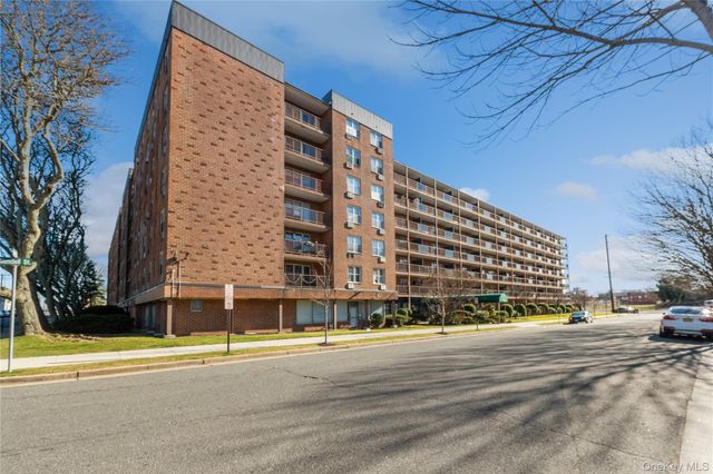 20 Wendell Street 19F, Hempstead, NY 11550