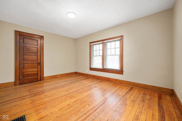 4 W Henley Street, Carthage, IN 46115