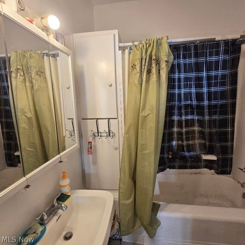 12718 Holborn Avenue, Cleveland, OH 44105