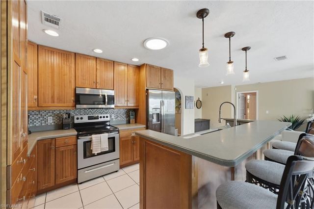902 El Dorado PKWY E, Cape Coral, FL 33904