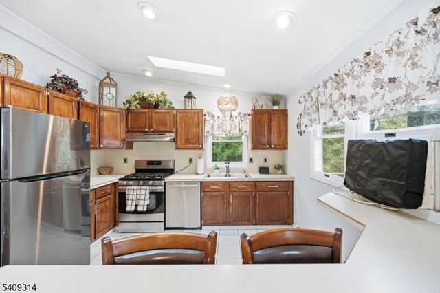 8 Bordeaux Ter, West Milford Twp., NJ 07480