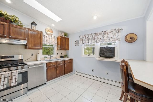 8 Bordeaux Ter, West Milford Twp., NJ 07480