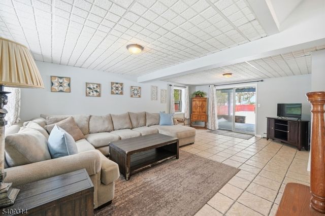 8 Bordeaux Ter, West Milford Twp., NJ 07480