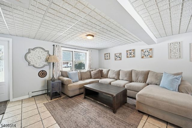 8 Bordeaux Ter, West Milford Twp., NJ 07480