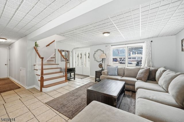 8 Bordeaux Ter, West Milford Twp., NJ 07480