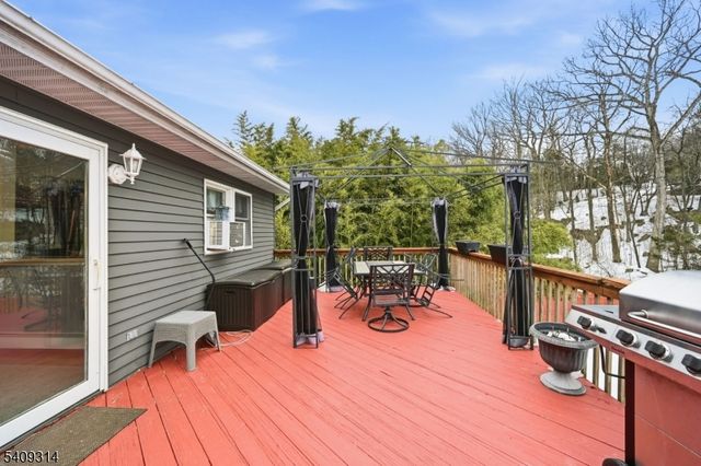 8 Bordeaux Ter, West Milford Twp., NJ 07480