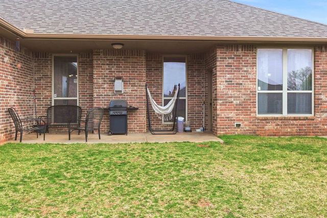 1812 NE 1st Street, Moore, OK 73160