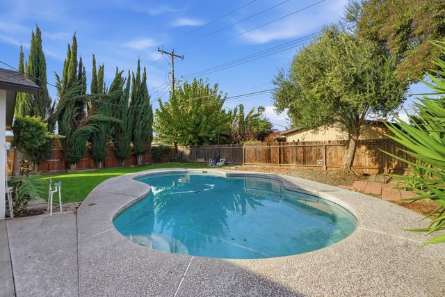 524 E Cypress Avenue, Visalia, CA 93292