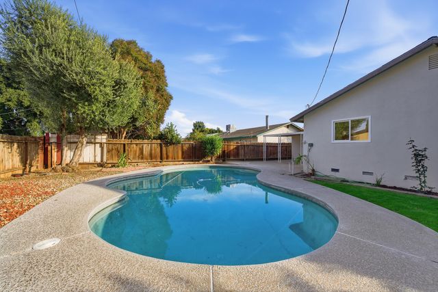 524 E Cypress Avenue, Visalia, CA 93292