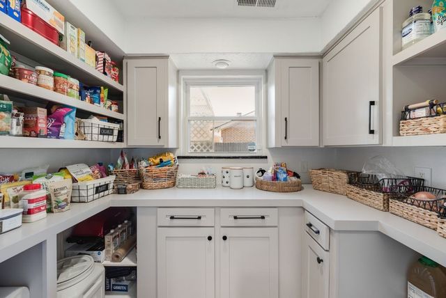 510 Willow Creek Court, Arlington, TX 76011