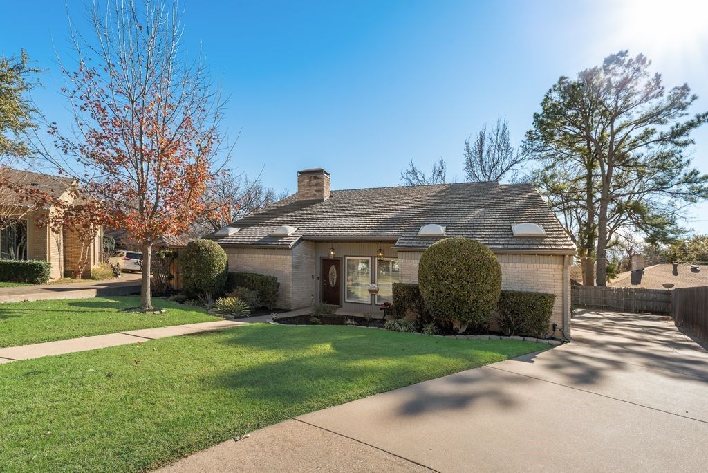 510 Willow Creek Court, Arlington, TX 76011