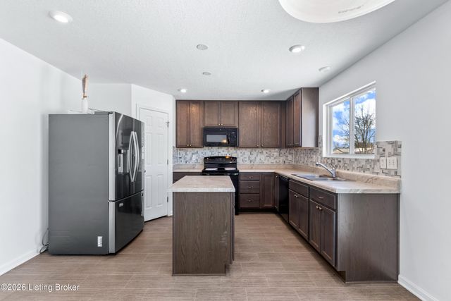 149 Mountain Stone Ct, Shepherdsville, KY 40165