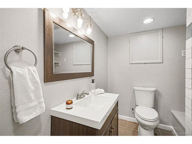 2200 S Eldridge Ct, Lakewood, CO 80228