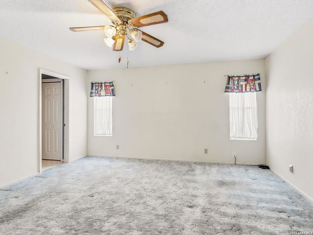 111 Mitch Thomas, Pleasanton, TX 78064