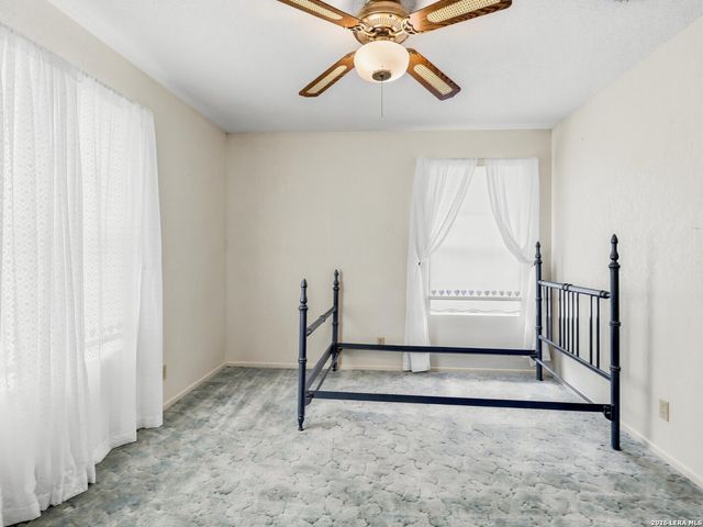 111 Mitch Thomas, Pleasanton, TX 78064