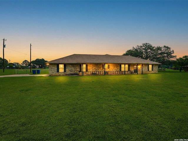 111 Mitch Thomas, Pleasanton, TX 78064