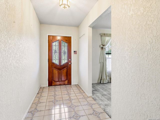 111 Mitch Thomas, Pleasanton, TX 78064