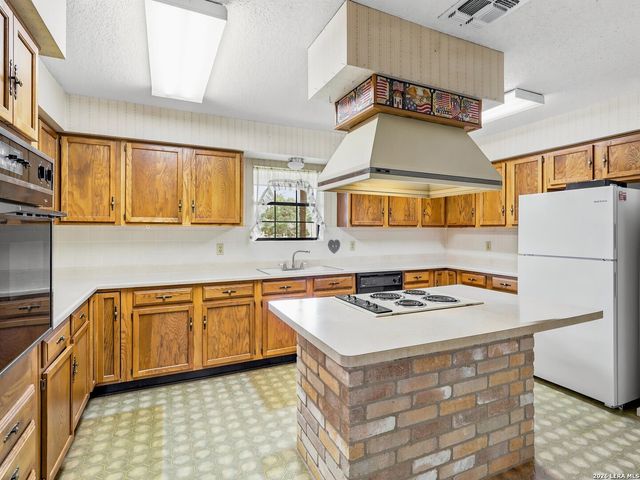 111 Mitch Thomas, Pleasanton, TX 78064