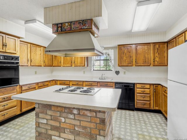 111 Mitch Thomas, Pleasanton, TX 78064
