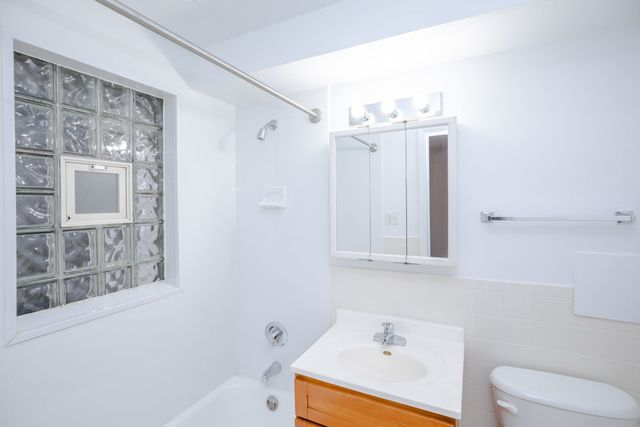 5741 W 35th Street 1F, Cicero, IL 60804