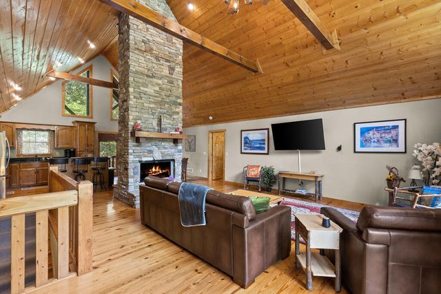814 Eagle Mountain Drive W, Ellijay, GA 30540
