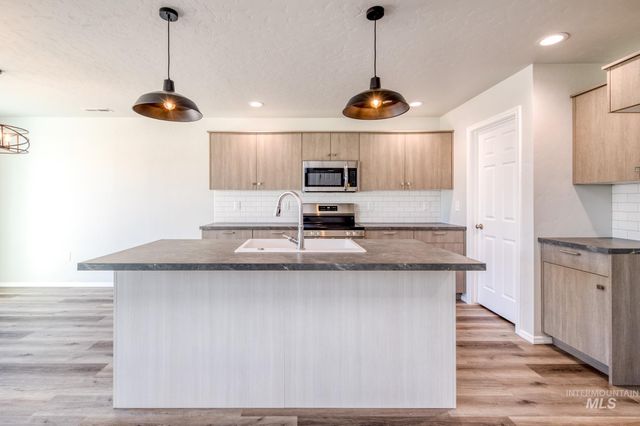 7477 S Menzingers Ave, Meridian, ID 83642