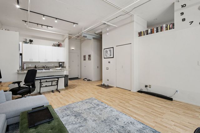 130 S Canal Street 208, Chicago, IL 60606