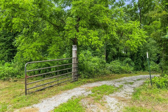 563 Sunset Point Rd, Mcminnville, TN 37110